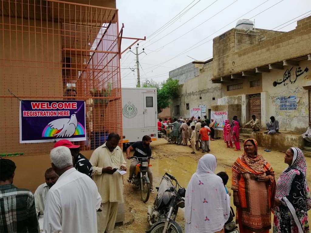Pakistán: punto de vacunación en un barrio pobre de Karachi por iniciativa de la Comunidad de Sant’Egidio