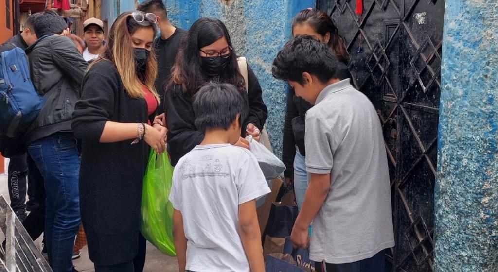 Oração e solidariedade em Lima com famílias deixadas sem abrigo por um incêndio devastador