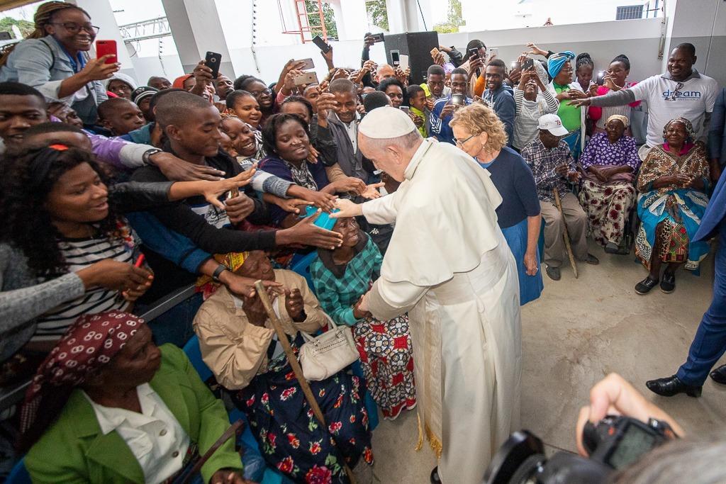 Moçambique, Papa Francisco no centro DREAM de Sant Egidio: «Aqui se realiza a parábola do bom samaritano»