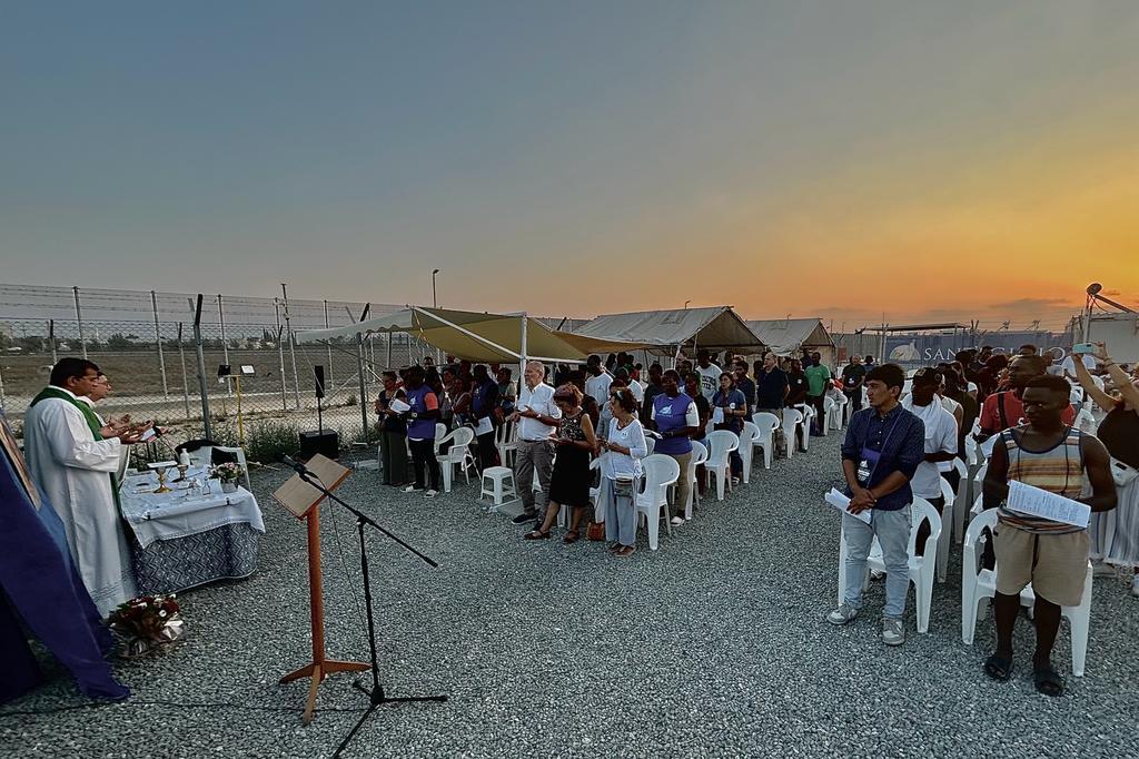 Prière et compassion dans le camp de réfugiés de Pournara, à Chypre, lors de la célébration en mémoire des migrants disparus en mer