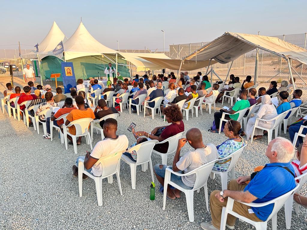 Prière et compassion dans le camp de réfugiés de Pournara, à Chypre, lors de la célébration en mémoire des migrants disparus en mer