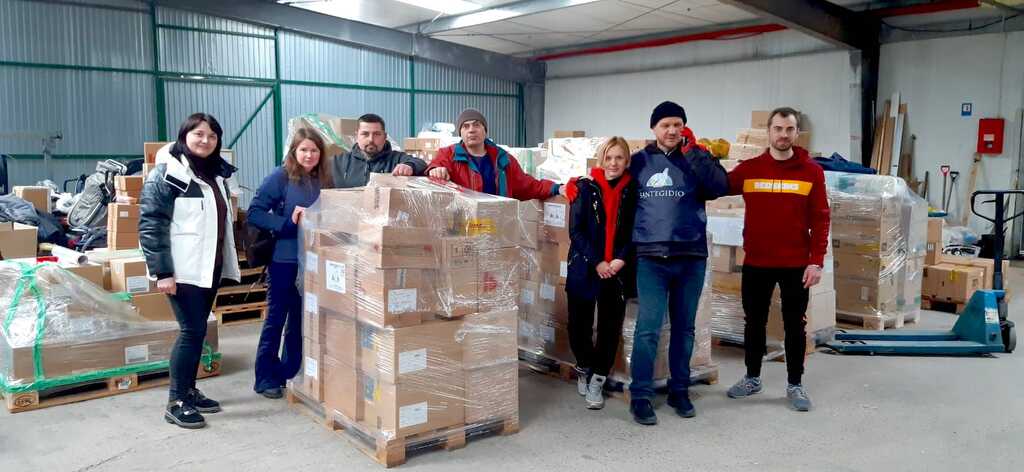 Hilfsgüter für Bucha und Irpin in der Ukraine, die vom Krieg zerstört wurden