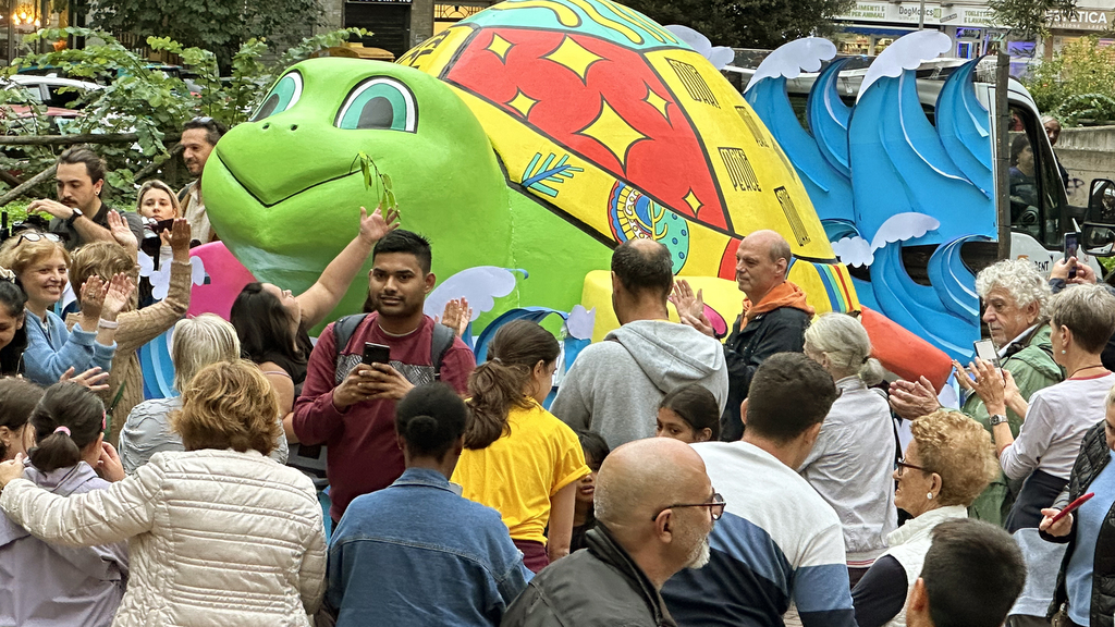 "Carapace": l'opera collettiva che rappresenta una tartaruga gigante che accoglie i messaggi di pace,  inaugurata a Roma, a Piazza dei Consoli con il Festival dello Stupore