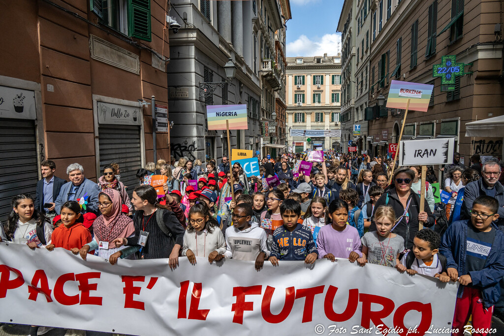 A Gènova, 80 anys després dels bombardejos que van assotar la ciutat, una marxa d'infants per la pau