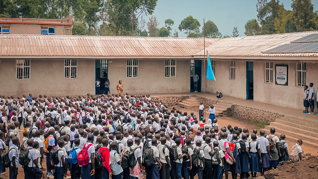 Goma-Kivu: torna a començar el curs escolar per a 1200 infants a l'escola Sant'Egidio que porta el nom de Floribert Bwana Chui, al camp de refugiats de Mugunga