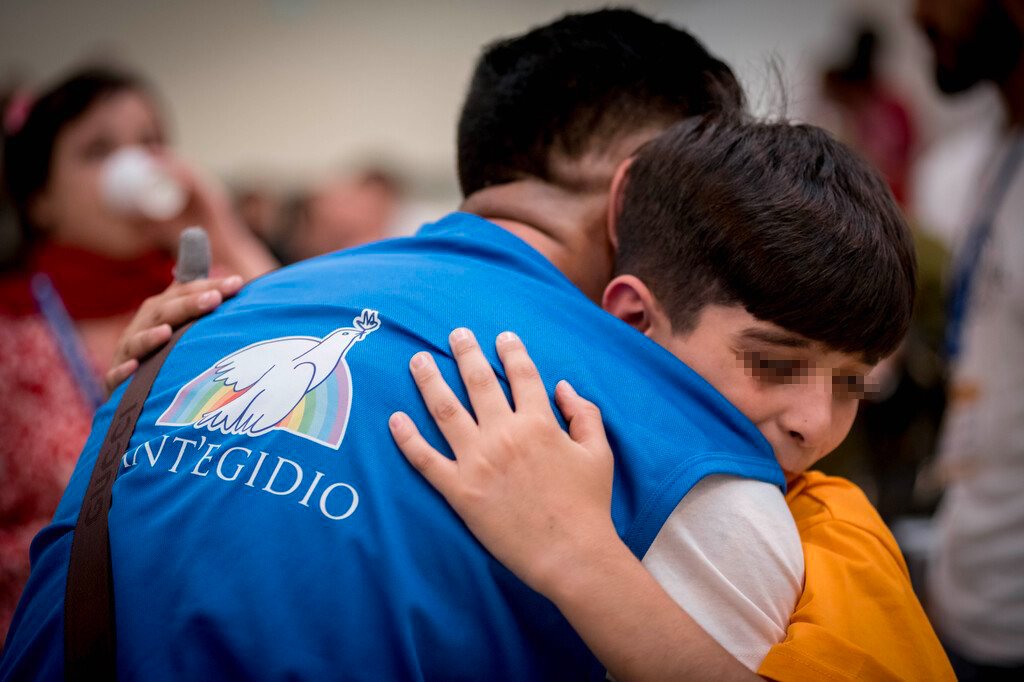 LÍBANO: Em fuga da guerra, juntamente com cidadãos italianos, foram também evacuados 37 refugiados sírios dos corredores humanitários. Entre eles, uma menina com apenas alguns meses de idade