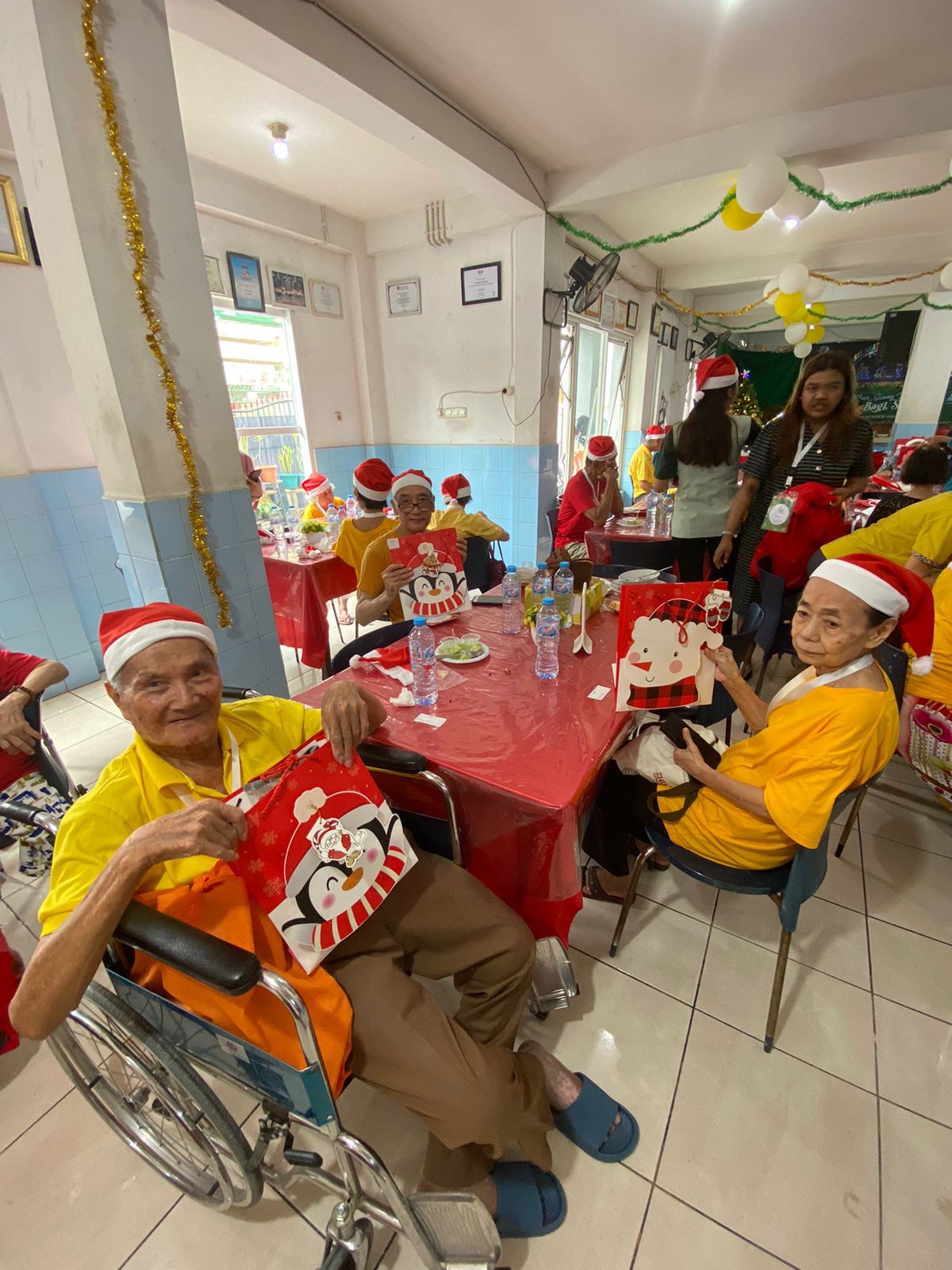 Giacarta Indonesia Pranzo Di Natale Con Gli Anziani Di Teluk Gong Comunit Di Sant Egidio